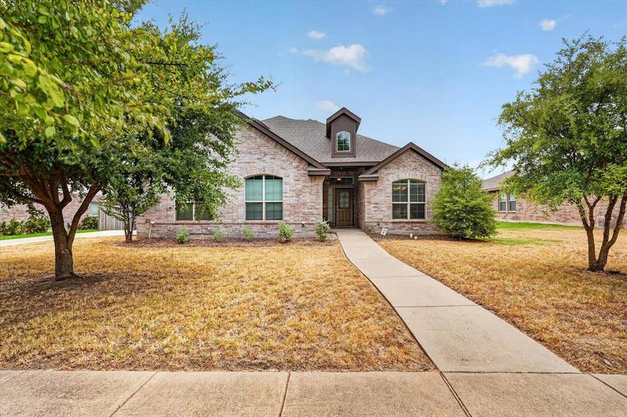 Property photo for 902 Mockingbird Lane, Glenn Heights, TX