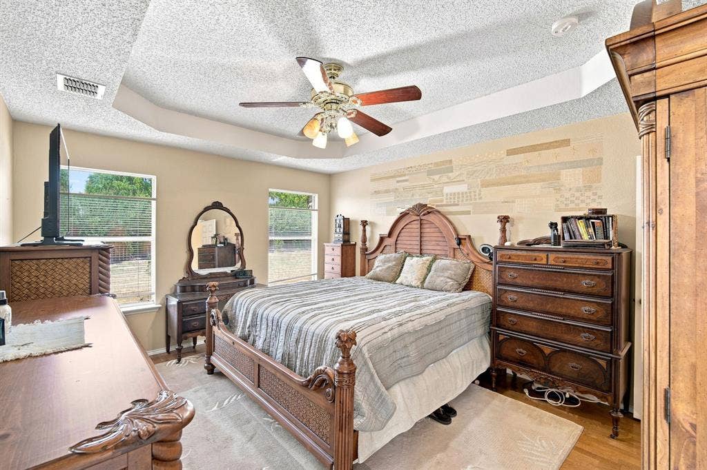 Tray ceiling with a ceiling fan light fixture