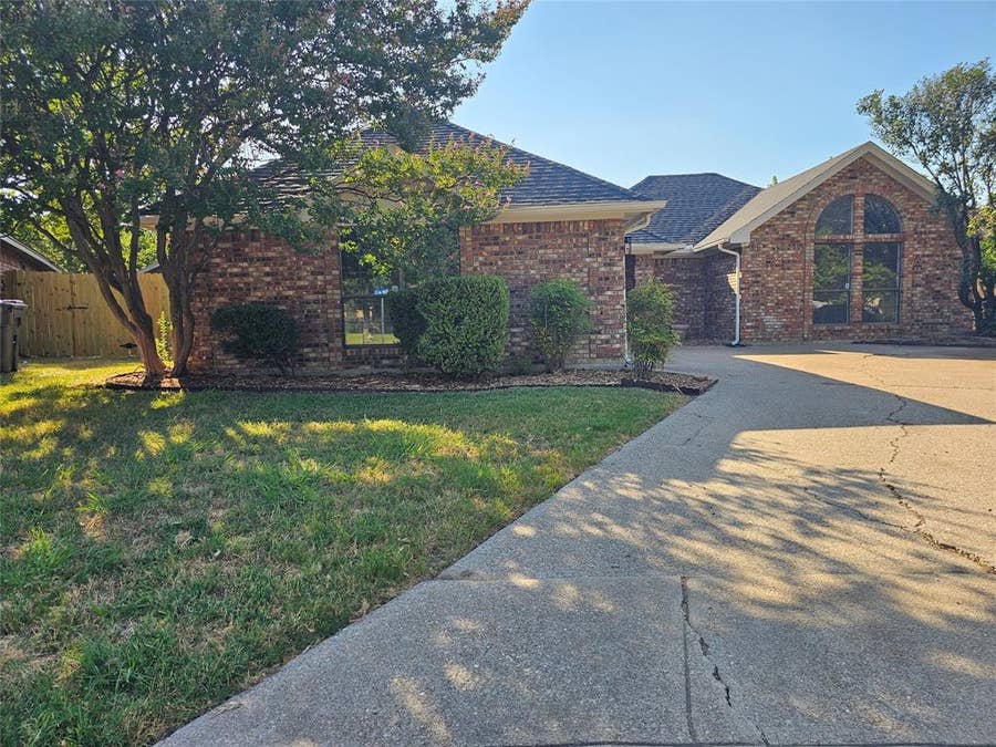 Property photo for 6300 Brownlee Lane, Arlington, TX