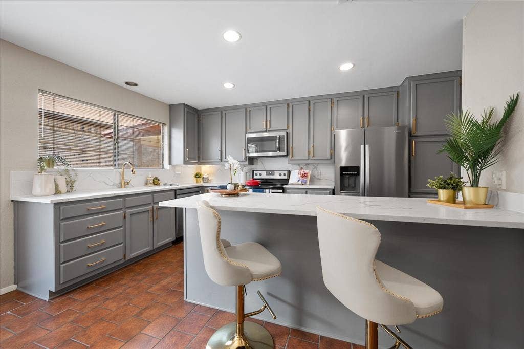 2216 Winter Sunday Way, Arlington, TX 76012 Quartz countertops and breakfast bar
