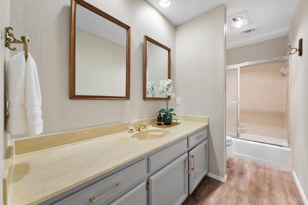 2216 Winter Sunday Way, Arlington, TX 76012 Hall bathroom shared by secondary bedrooms