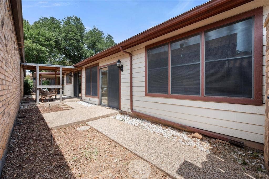 2216 Winter Sunday Way, Arlington, TX 76012 back courtyard area