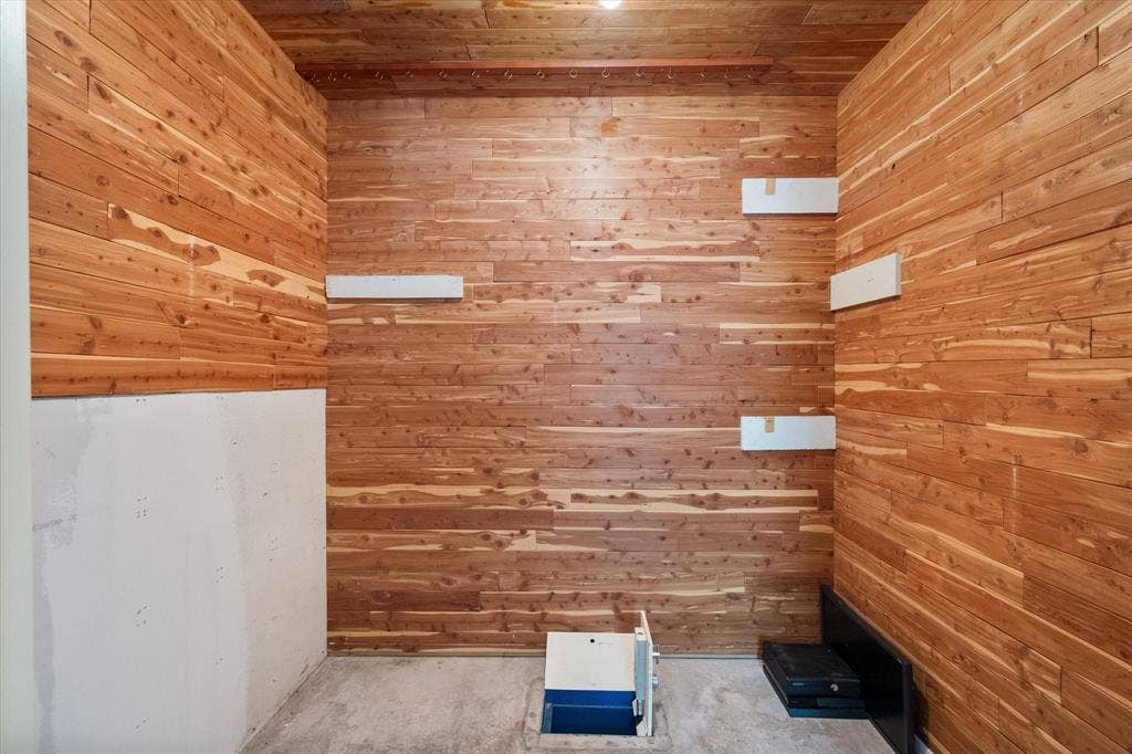 2216 Winter Sunday Way, Arlington, TX 76012 Cedar closet