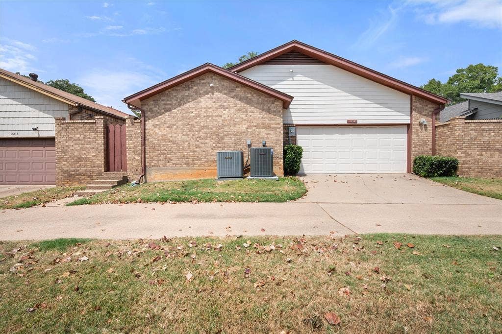 2216 Winter Sunday Way, Arlington, TX 76012 2 car garage