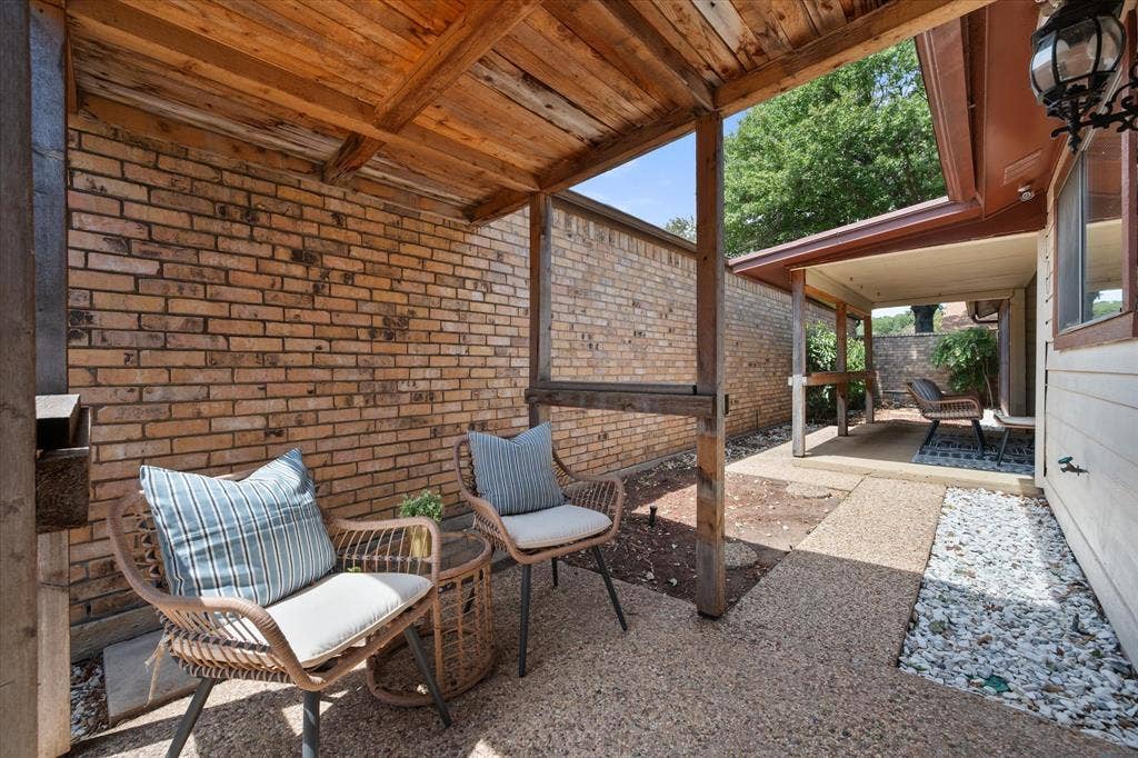 2216 Winter Sunday Way, Arlington, TX 76012 back courtyard area