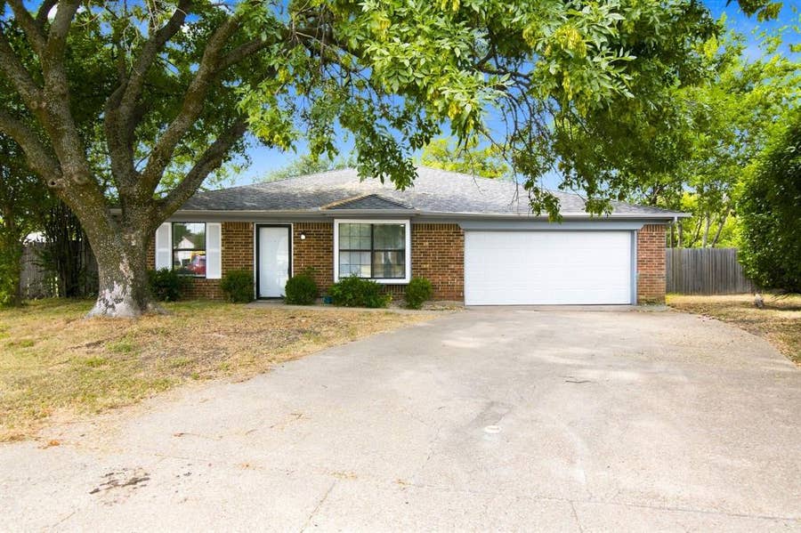 Property photo for 6400 Twin Spruce Court, Arlington, TX
