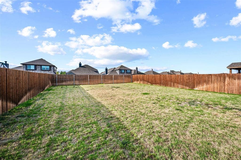 4425 Ridgehurst Lane, Fort Worth, TX 76036 Expansive yard with wood fencing