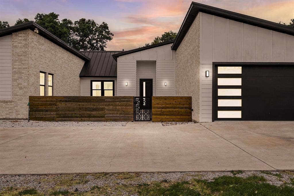 211 Shahan Drive, Shady Shores, TX 76208 Close up with private courtyard