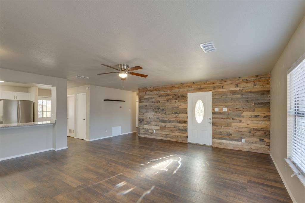 157 Harbor Drive, Gun Barrel City, TX 75156 Living room and breakfast bar