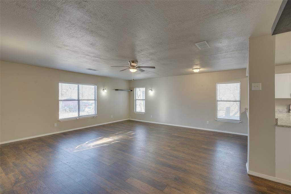 157 Harbor Drive, Gun Barrel City, TX 75156 Living room