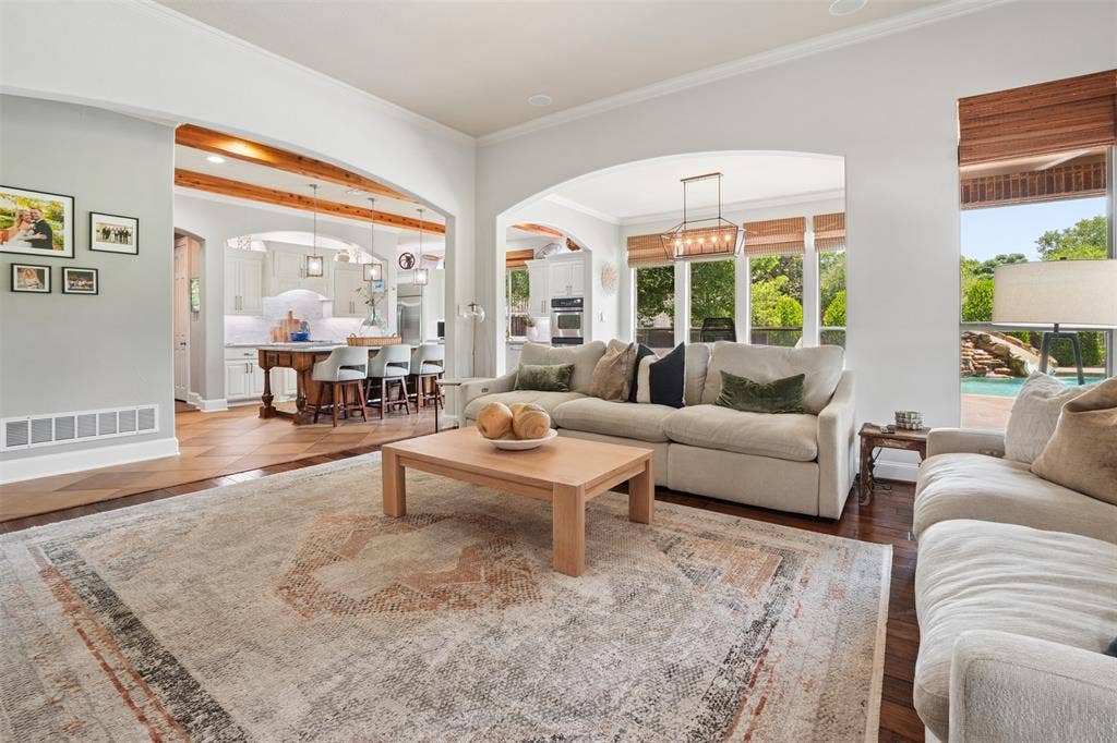 1712 Singletree Court, McKinney, TX 75072 Large family room feels substantial yet comfortable, with natural light and an open connection to the kitchen.