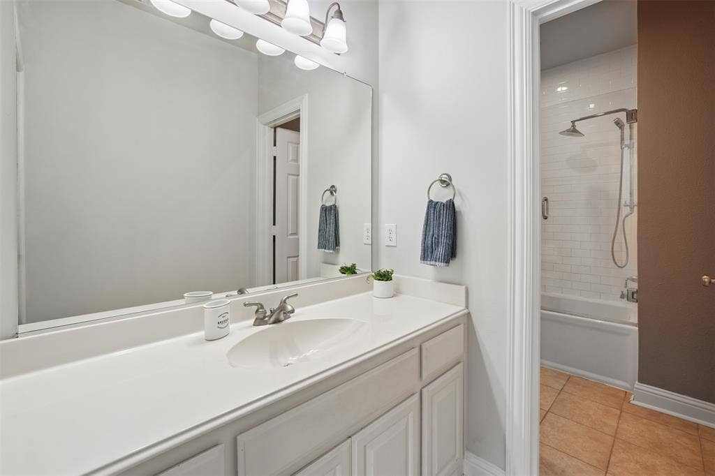 1712 Singletree Court, McKinney, TX 75072 Jack-and-Jill bath connects secondary bedrooms while providing practical shared access.