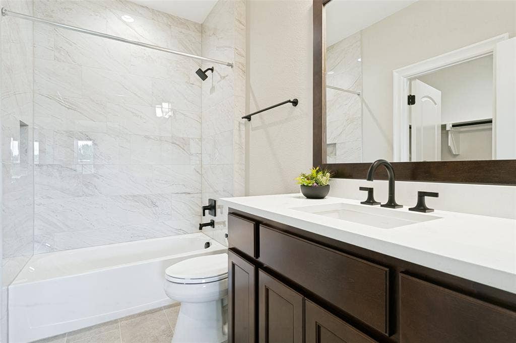 1021 Williams Lane, Copper Canyon, TX 75077 Ensuite Full Bath.