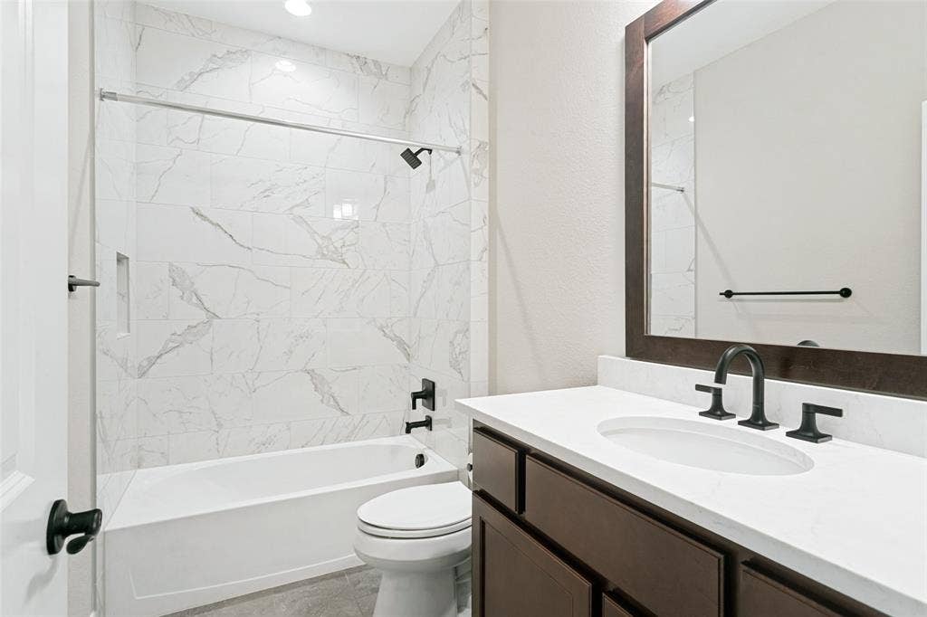 1021 Williams Lane, Copper Canyon, TX 75077 Ensuite Full Bath.