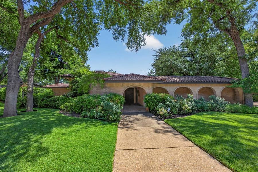 Property photo for 4204 Ledgeview Road, Fort Worth, TX