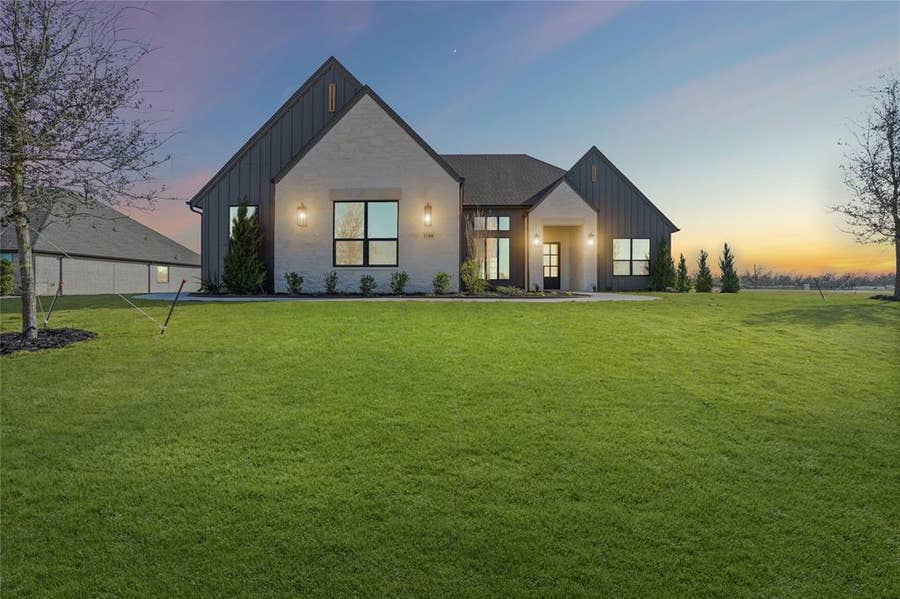 Property photo for 1100 Beginnings Drive, Granbury, TX