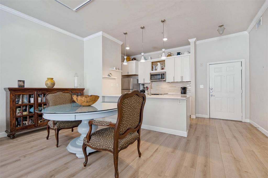 2305 Worthington Street, #104, Dallas, TX 75204 Great dining area with breakfast bar - perfect for entertaining!