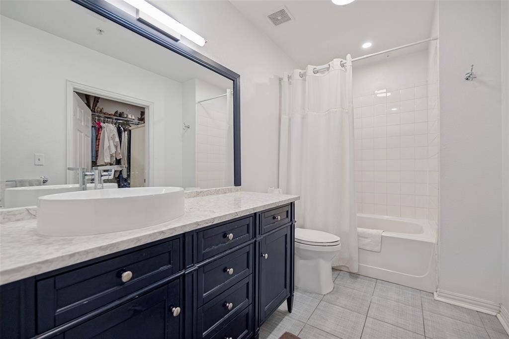 2305 Worthington Street, #104, Dallas, TX 75204 Resort style primary bathroom with good storage!