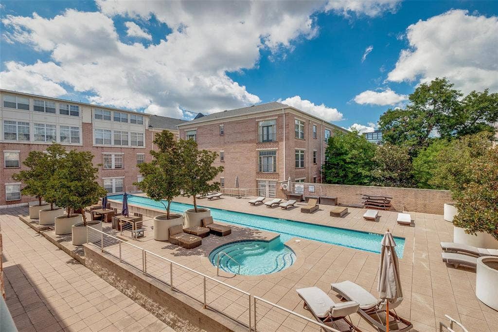 2305 Worthington Street, #104, Dallas, TX 75204 Overall of the pool area - great for entertaining!