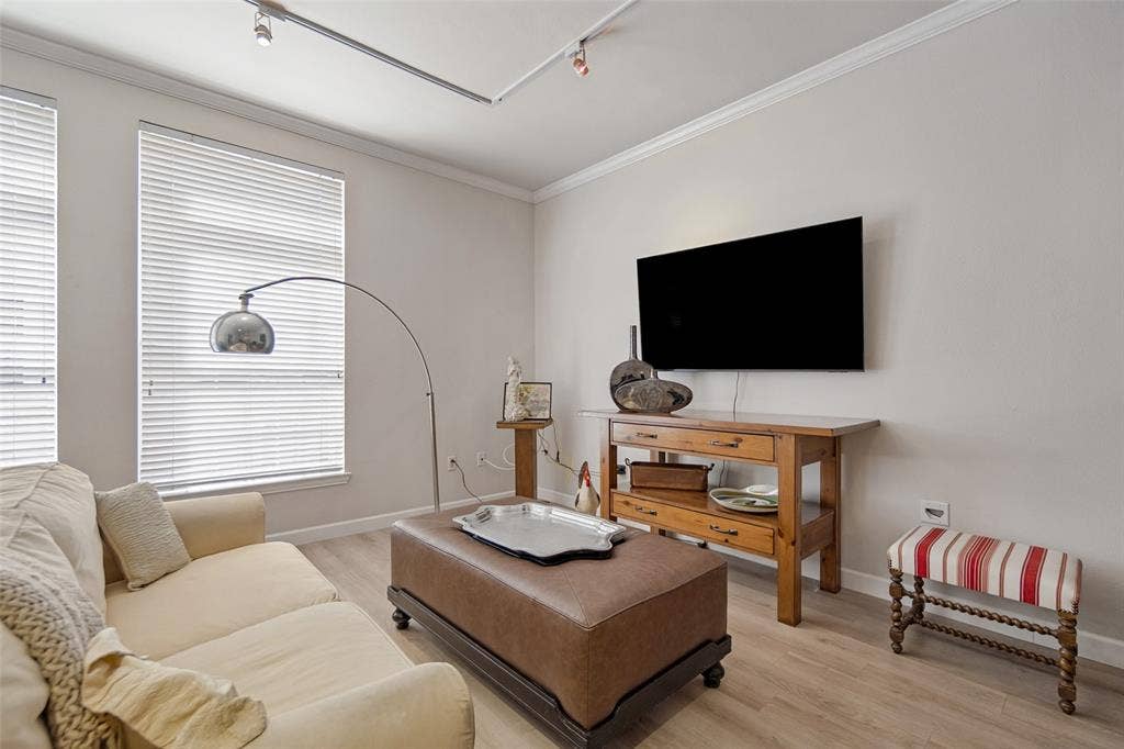 2305 Worthington Street, #104, Dallas, TX 75204 Great space to relax in!