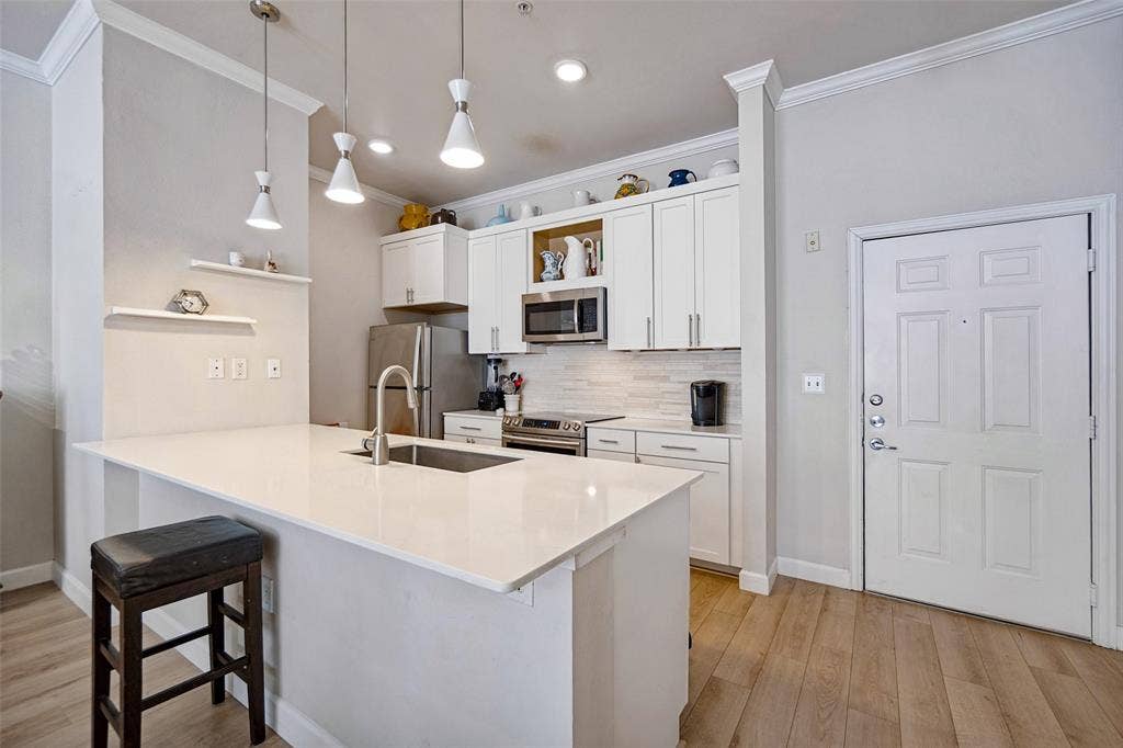 2305 Worthington Street, #104, Dallas, TX 75204 Updated kitchen with tons of storage & fridge to convey!
