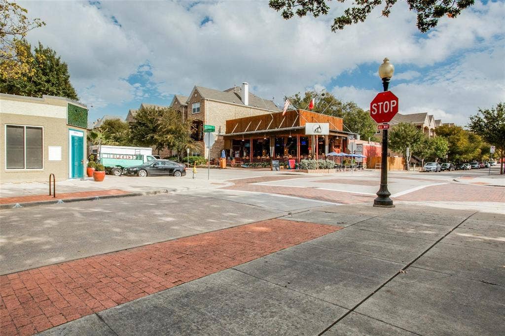 2305 Worthington Street, #104, Dallas, TX 75204 State Thomas neighborhood with easy access to restaurants, grocery & sports bars.