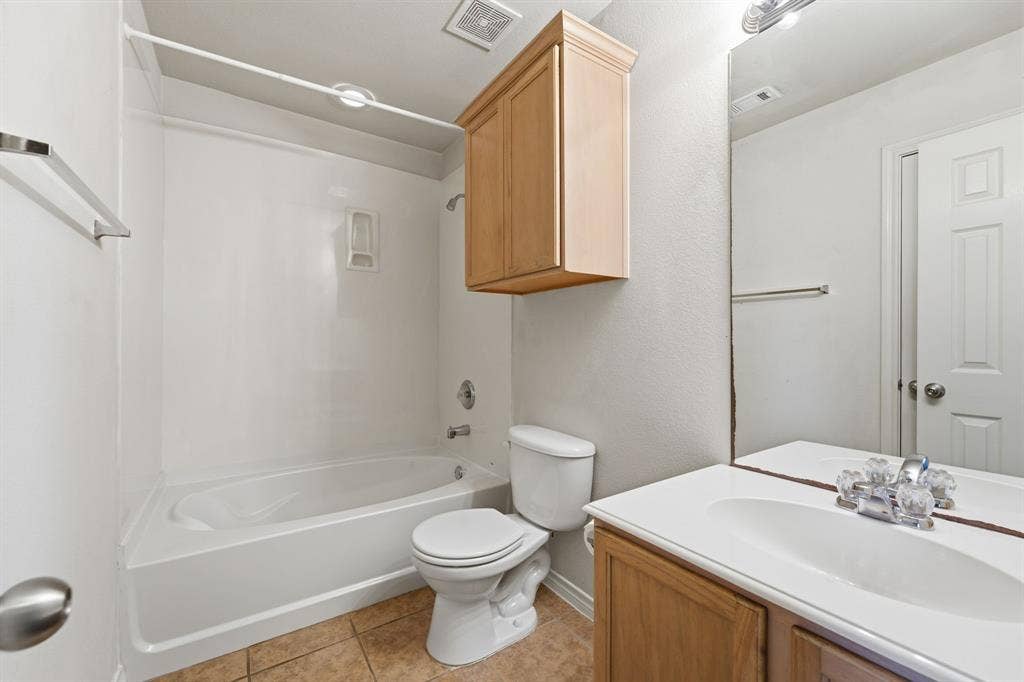 7449 Danbridge Lane, Frisco, TX 75035 Second full bath with convenient access from both the bedroom and hallway.