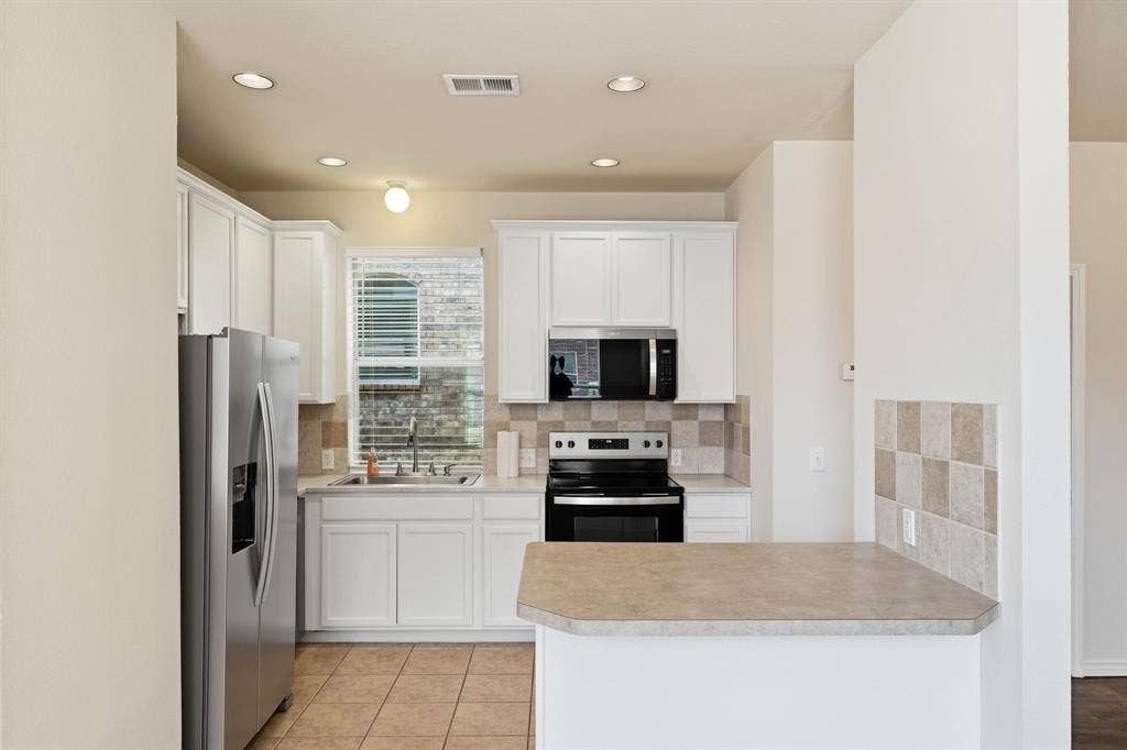 7449 Danbridge Lane, Frisco, TX 75035 Clean and full of new appliances (July 2026) for the new tenant.