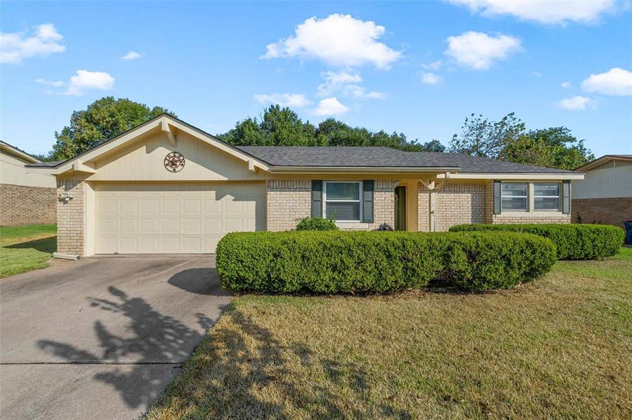 Property photo for 721 Pawnee Trail, Hewitt, TX