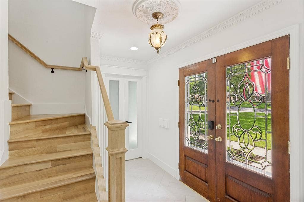 4316 Springbranch Drive, Benbrook, TX 76116 Wood-finish staircase with light wood newel post and handrail