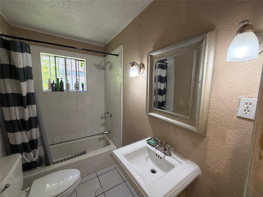 1333 Springlake Drive, Dallas, TX 75217 Hall bathroom.