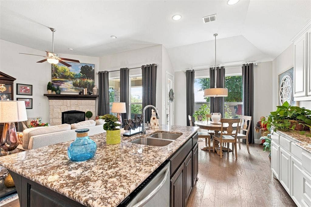 400 Village Creek Drive, McKinney, TX 75071 400 Village Creek Drive, McKinney, TX 75071