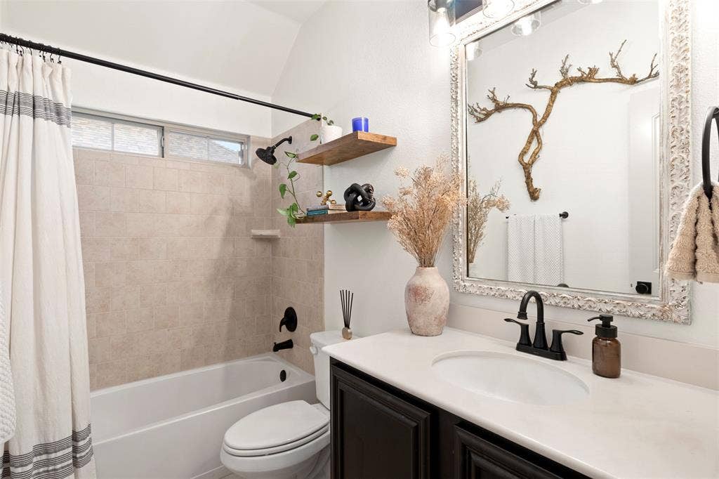 2189 Liriope Lane, Waxahachie, TX 75165 Full secondary bath with tub-shower combination and updated black fixtures.