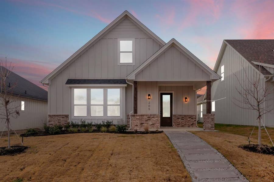 Property photo for 205 W 7th Street, Justin, TX