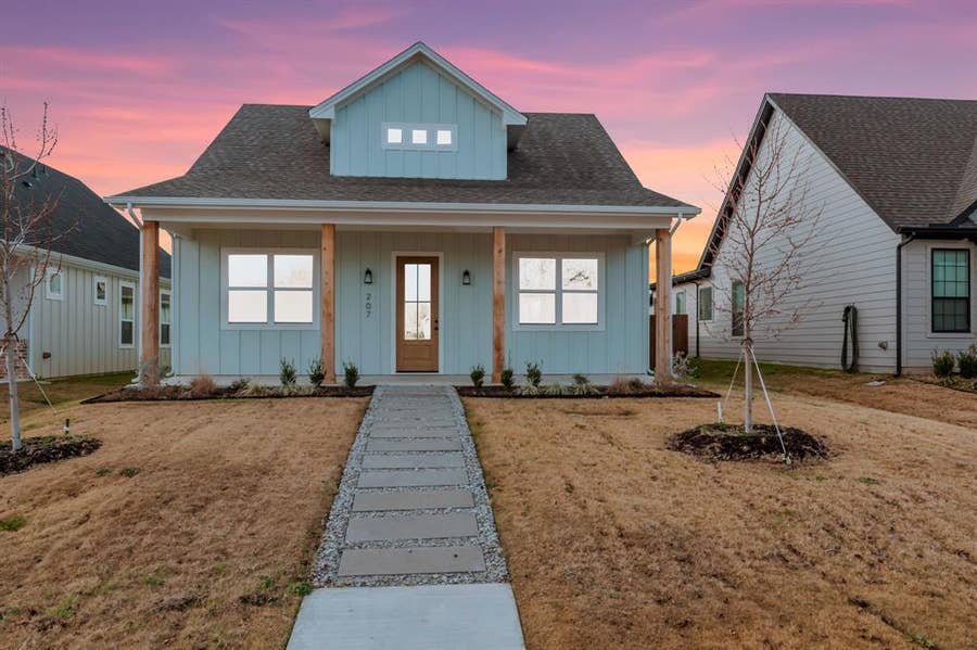 Property photo for 207 W 7th Street, Justin, TX