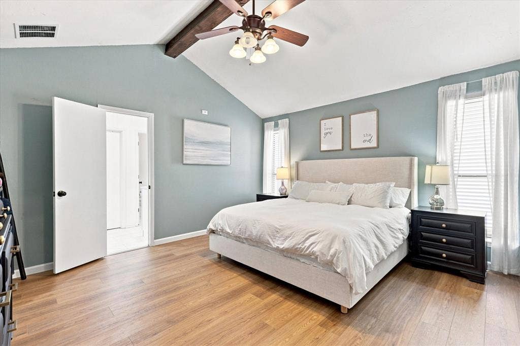 924 Thoreau Lane, Allen, TX 75002 Primary bedroom with ceiling beam for accent.