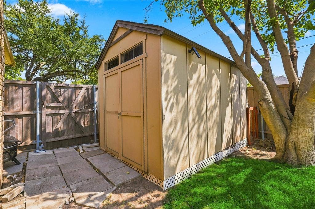 924 Thoreau Lane, Allen, TX 75002 Large shed for extra storage.
