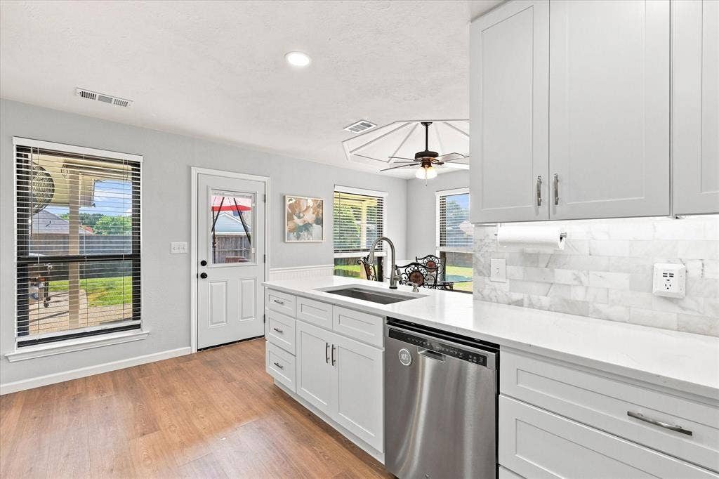 924 Thoreau Lane, Allen, TX 75002 Under cabinet lighting too!