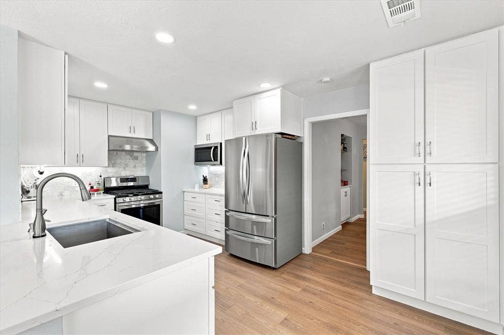 924 Thoreau Lane, Allen, TX 75002 SS appliances with gas cooking - refrigerator to convey!