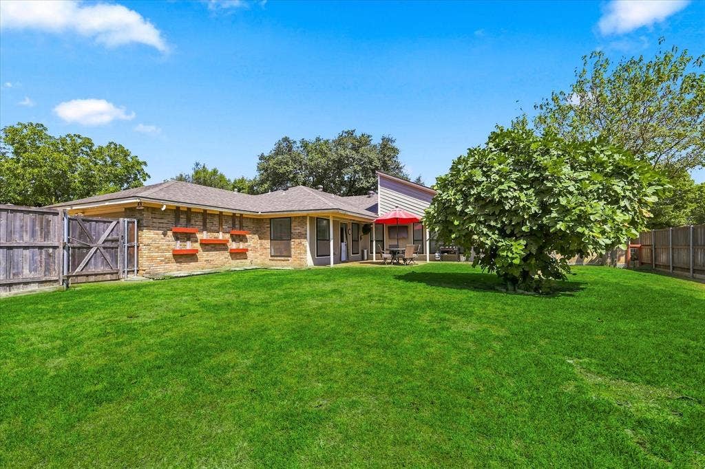 924 Thoreau Lane, Allen, TX 75002 Side by side privacy fencing with metal posts.