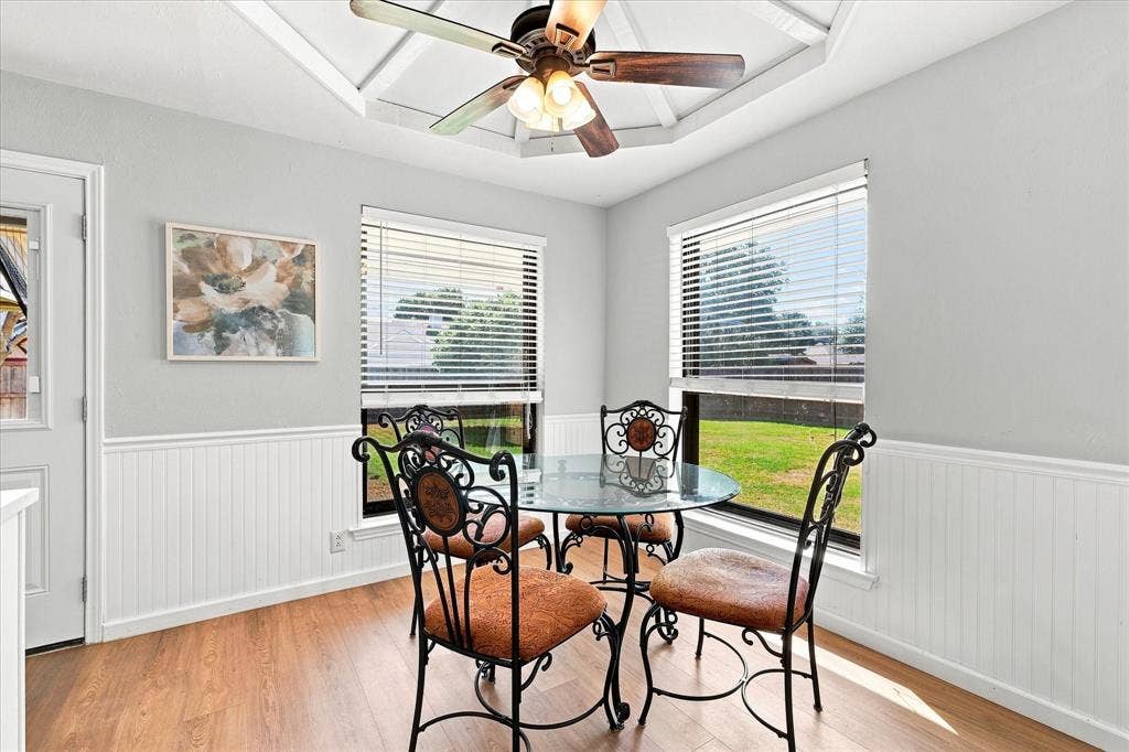 924 Thoreau Lane, Allen, TX 75002 Breakfast area is just off of the eat-in kitchen.