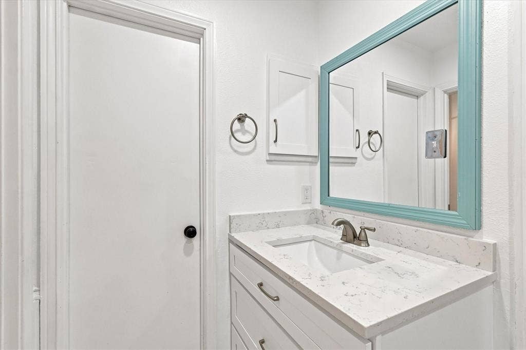 924 Thoreau Lane, Allen, TX 75002 Dual vanities!
