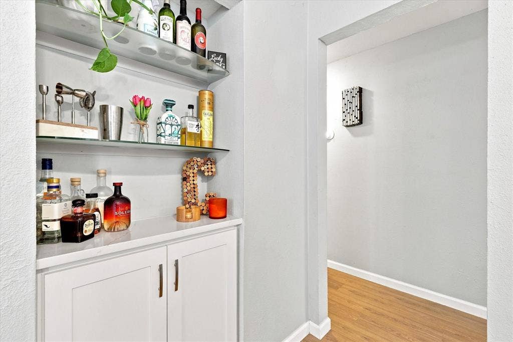 924 Thoreau Lane, Allen, TX 75002 Dry bar, butlers pantry, extra storage.