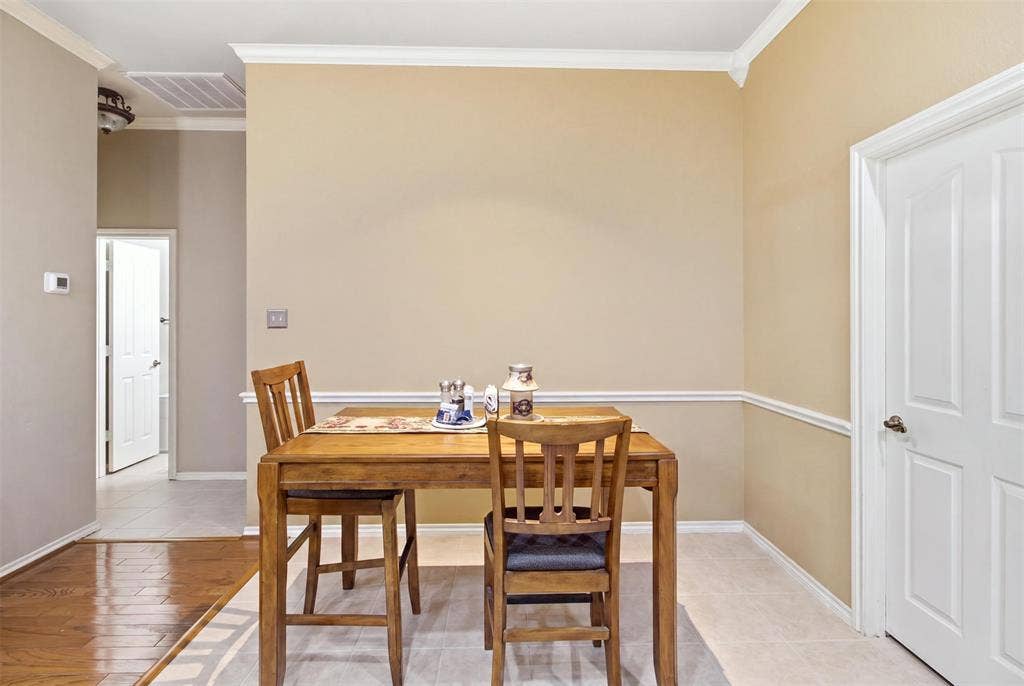 1112 Badbury Lane, Grand Prairie, TX 75052 Tray ceiling with crown molding