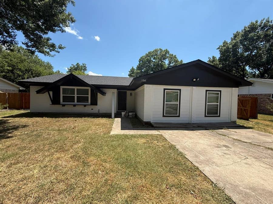 Property photo for 104 Indian Court, Waxahachie, TX