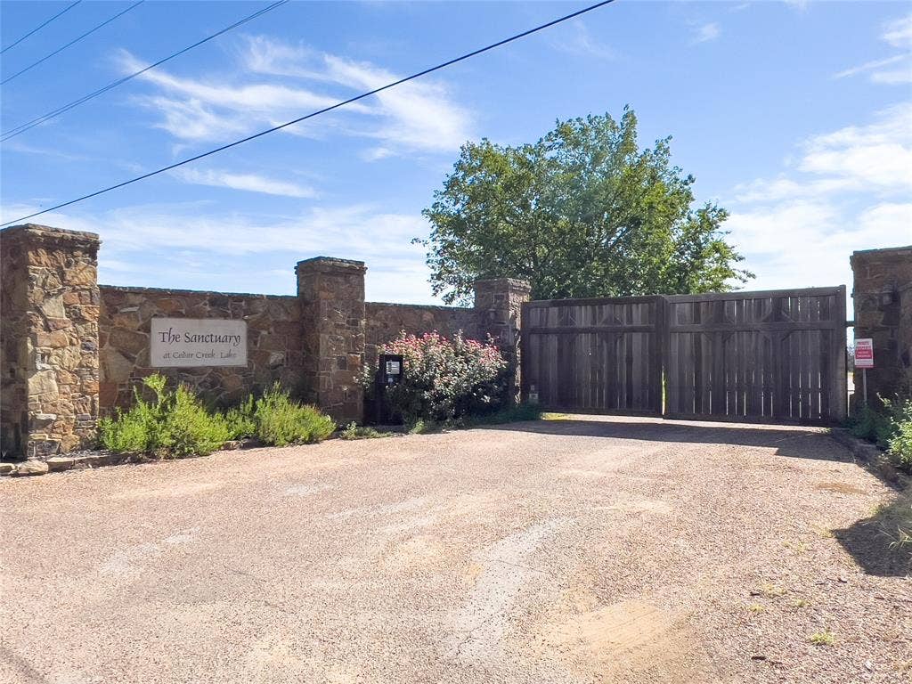 1801 Fox Hollow Lane, Kemp, TX 75143 The Sanctuary gated entrance