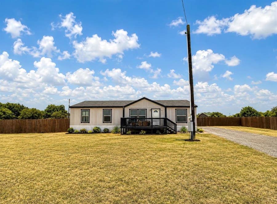 Property photo for 142 Gary Court, Decatur, TX