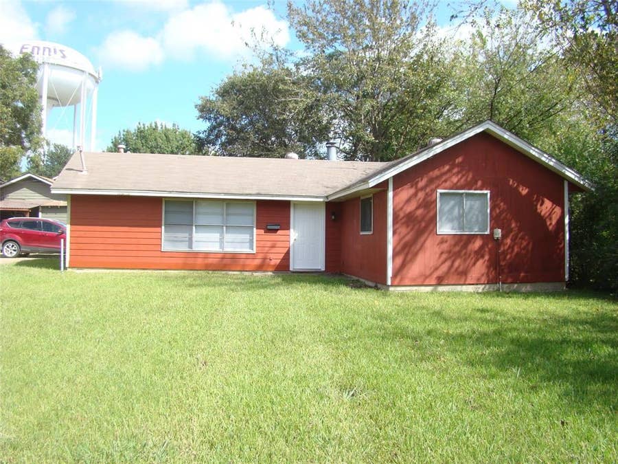 Property photo for 1506 N Preston Street, Ennis, TX