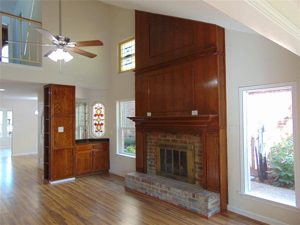 3041 Waterfront Circle, Garland, TX 75042 Cathedral ceiling. Light and Inviting!
