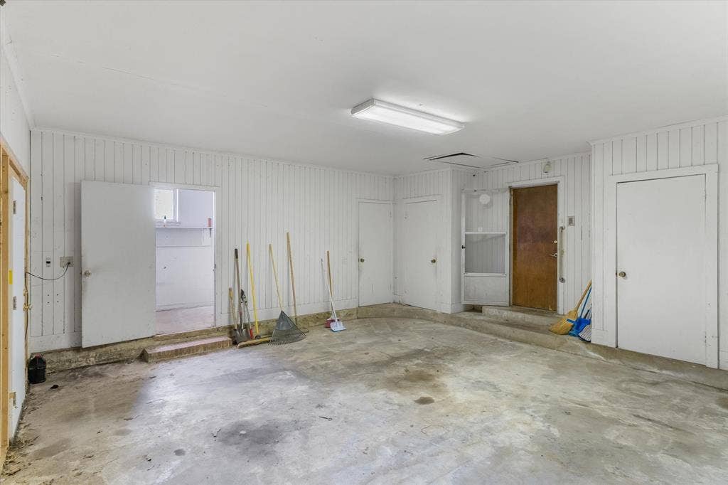 609 E Dewey Street, Malakoff, TX 75148 Enclosed Garage/flex space!